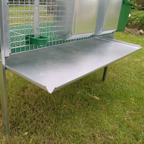Herausziehbare Kotwanne für Reinigung im Kaninchenstall