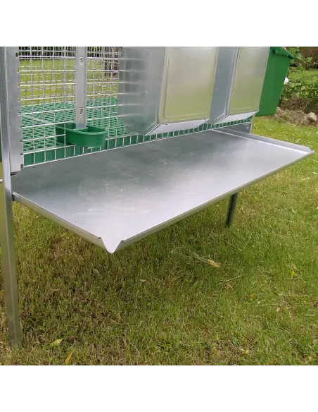 Herausziehbare Kotwanne für Reinigung im Kaninchenstall Herausziehbare Kotwanne für Reinigung im Kaninchenstall