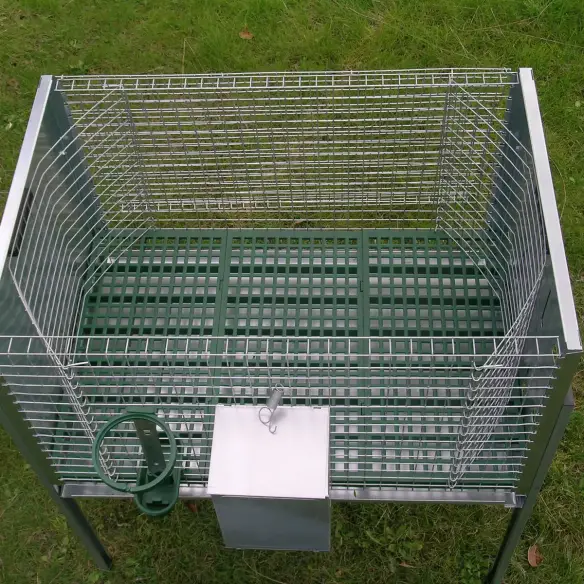 Innenraum des Kaninchenstalls für männliche Kaninchen