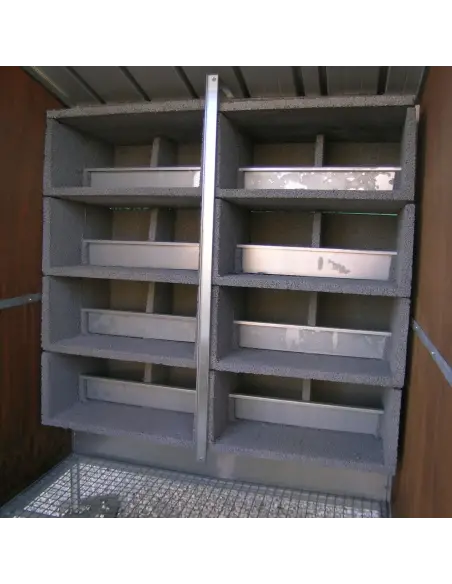 Innenraum des Taubenschlags für 8 Paare mit Holz-Nistkästen Innenraum des Taubenschlags für 8 Paare mit Holz-Nistkästen