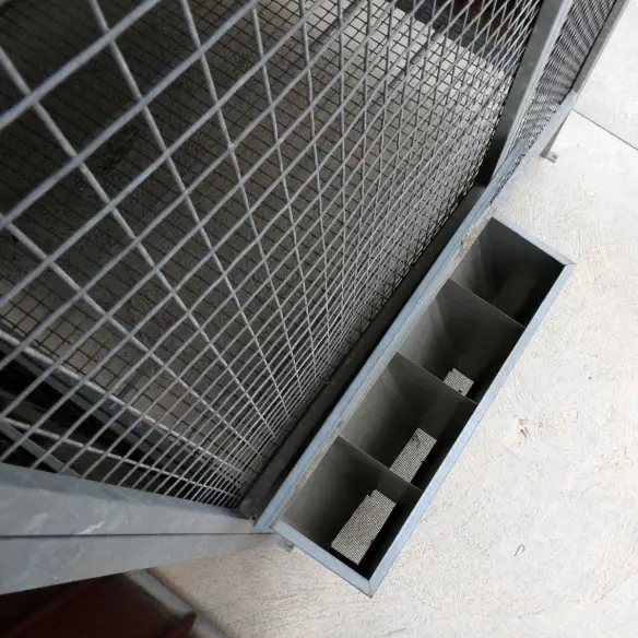 Futterstelle mit Außenbefüllung im Taubenschlag für 10 Paare