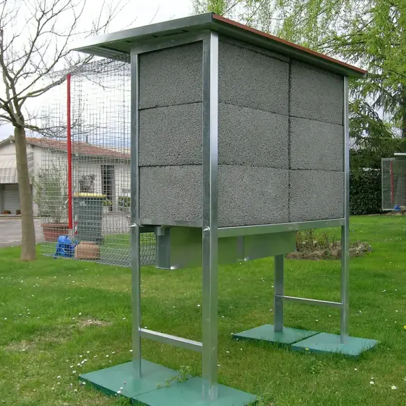 Rückseite des Taubenschlags für 6 Taubenpaare