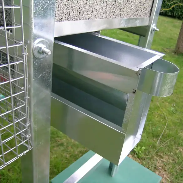 Schiebefuttertrog im Taubenschlag für 6 Paare