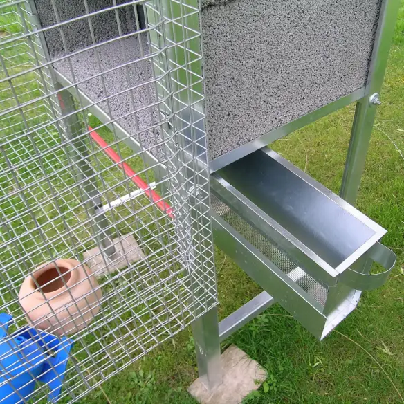 Schiebefuttertrog im Taubenschlag für 3 Paare