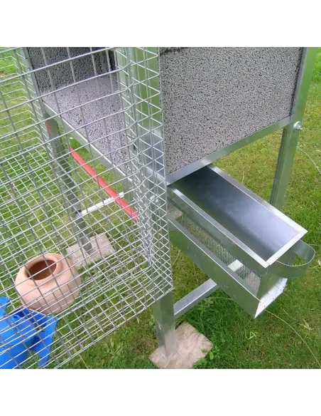 Schiebefuttertrog im Taubenschlag für 3 Paare