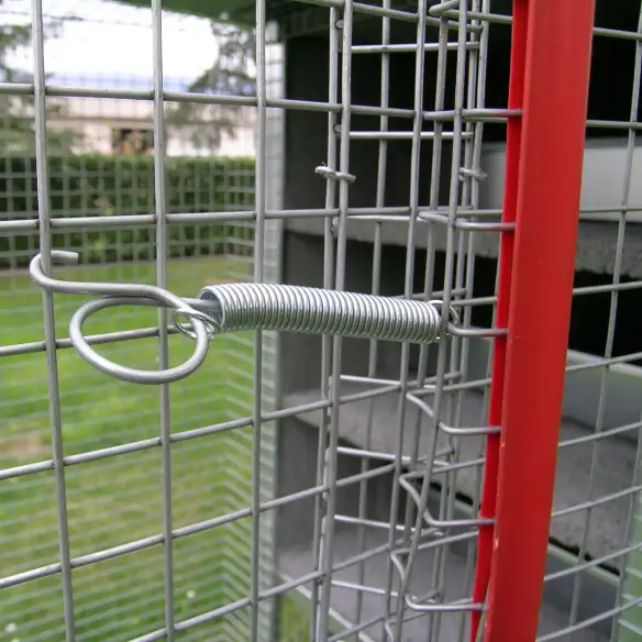 Zugangstür des Taubenschlags für 3 Paare