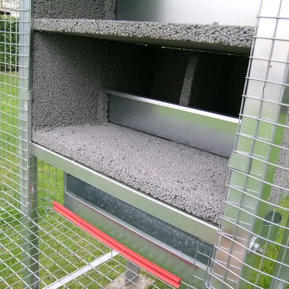 Nistkästen mit herausnehmbarer Metallplatte im Taubenschlag