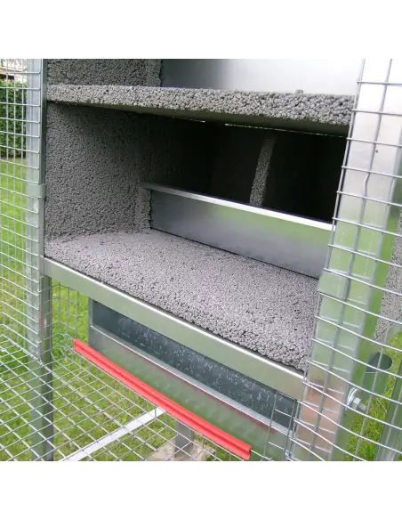 Nistkästen mit herausnehmbarer Metallplatte im Taubenschlag