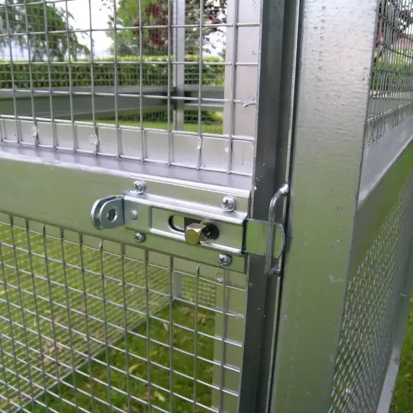 Verriegelung mit Vorhängeschloss-Halter an der Vogelvoliere