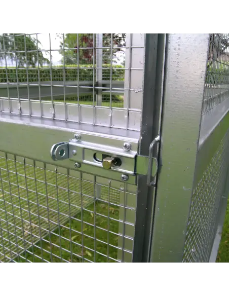 Verriegelung mit Vorhängeschloss-Halter an der Vogelvoliere