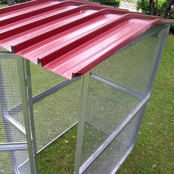 Dach der Vogelvoliere für Papageien, Hühner und Fasanen