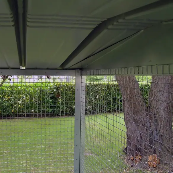 Dach der Vogelvoliere für Papageien, Hühner und Fasanen