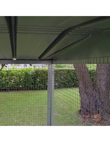 Dach der Vogelvoliere für Papageien, Hühner und Fasanen