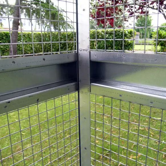 Befestigung der Paneele an der Außenvoliere