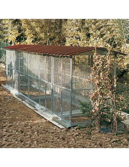 In Reihe aufgebaute Außenvolieren für Vögel