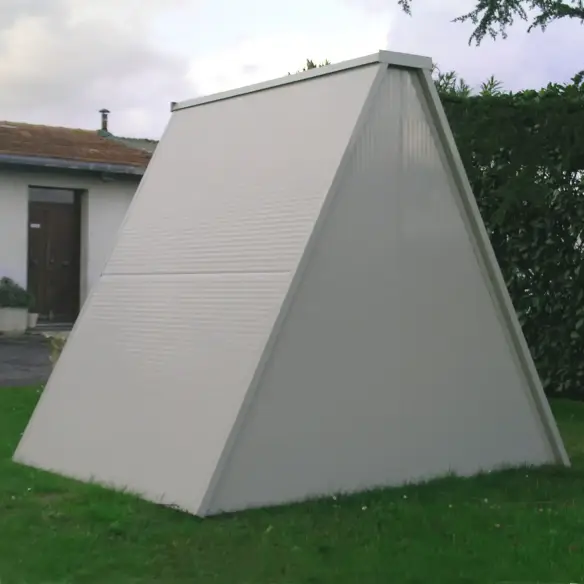 Rückseite des isolierten Stalls aus Sandwichpaneelen