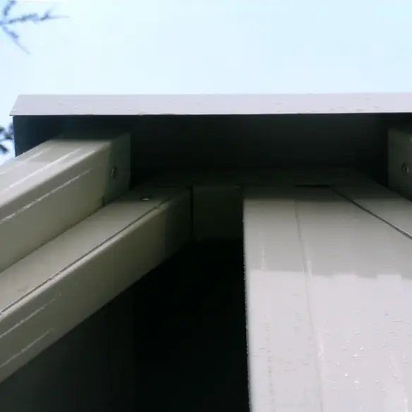 Oberer Teil des isolierten Stalls aus Sandwichpaneelen