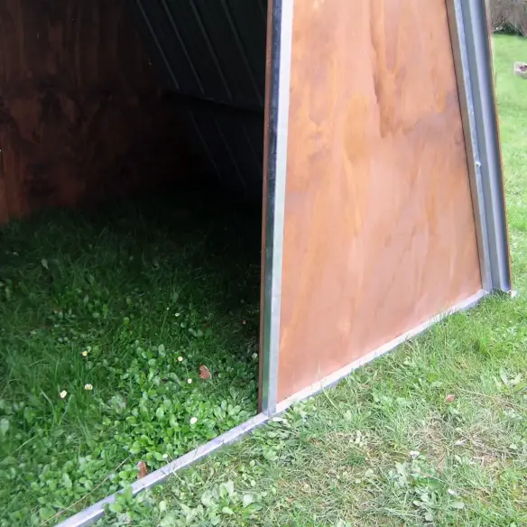 Innenraum des Metallstalls für Nutztiere