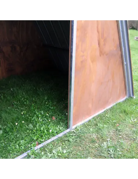 Innenraum des Metallstalls für Nutztiere