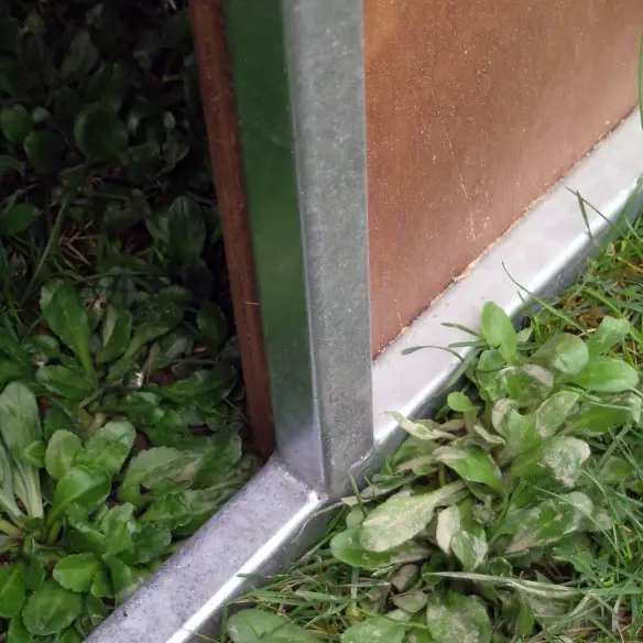 Eingang des Metallstalls für Schweine, Schafe und Ziegen