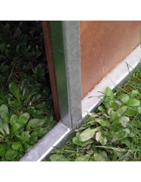 Eingang des Metallstalls für Schweine, Schafe und Ziegen