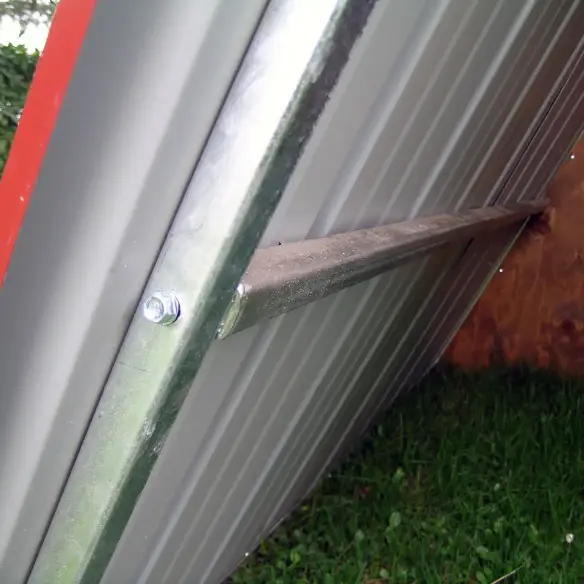 Innenraum des Metallstalls für Nutztiere