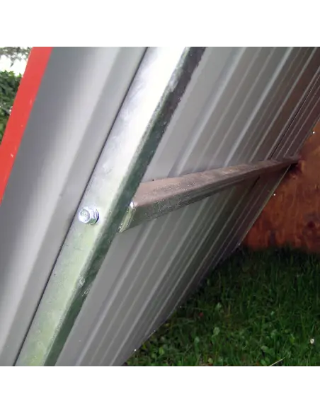 Innenraum des Metallstalls für Nutztiere