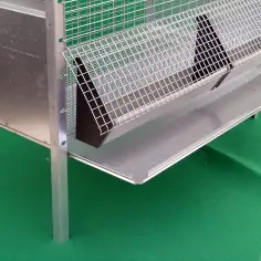 Kükenstall aus verzinktem Gitter mit Futtertrögen und Kotwanne 2