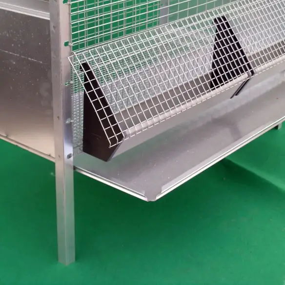 Herausziehbare Kotwanne zur Reinigung im Kükenstall