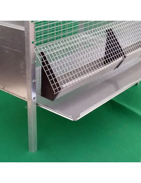 Herausziehbare Kotwanne zur Reinigung im Kükenstall