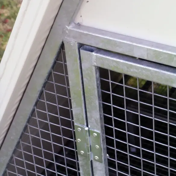 Tür des winterfesten Hühnerstalls für Hühner