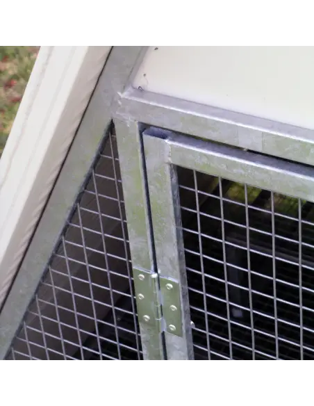 Tür des winterfesten Hühnerstalls für Hühner