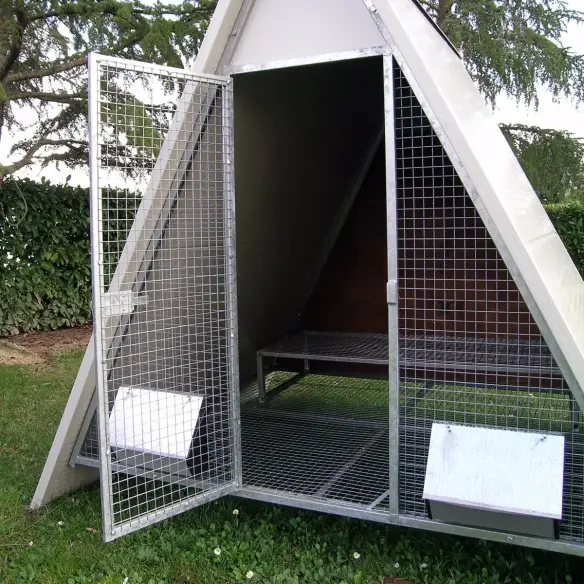 Tür des winterfesten Hühnerstalls für Hühner