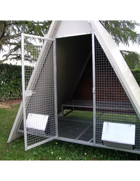 Tür des winterfesten Hühnerstalls für Hühner