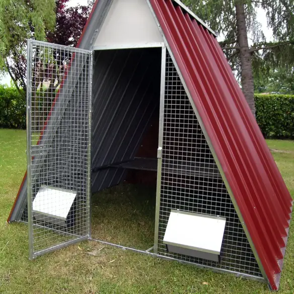 Eingang mit Sitzstange im Hühnerstall ohne Bodengitter