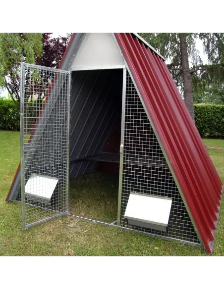 Eingang mit Sitzstange im Hühnerstall ohne Bodengitter