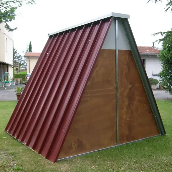 Rückseite des Hühnerstalls ohne Bodengitter