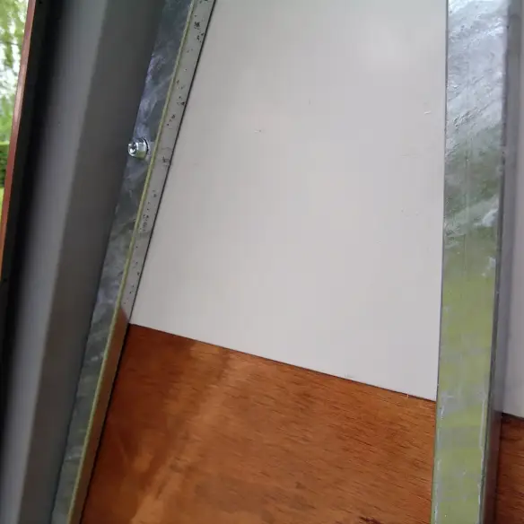 Rückseite des Hühnerstalls ohne Bodengitter