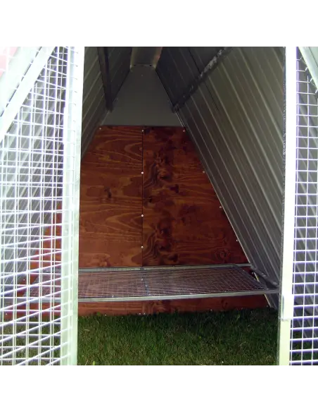 Innenraum mit Sitzstange im Hühnerstall ohne Bodengitter