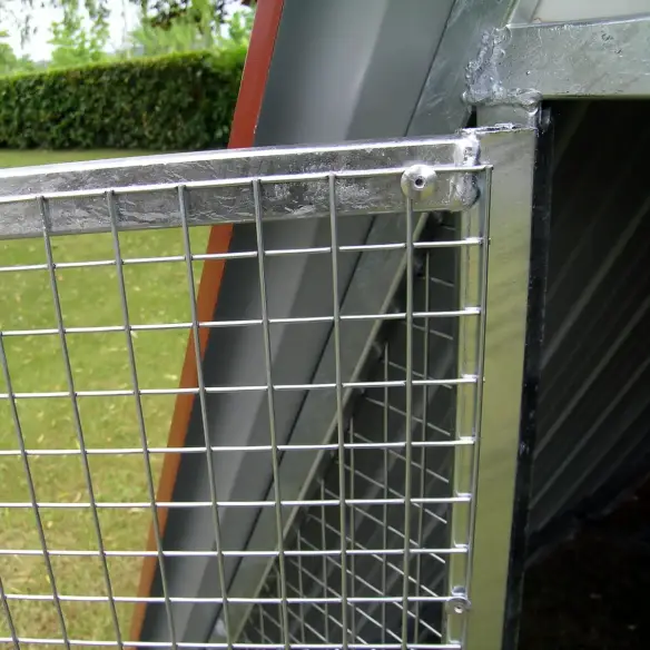 Tür des Hühnerstalls ohne Bodengitter