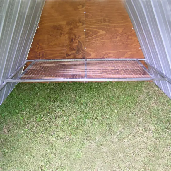 Innenraum mit Sitzstange im Hühnerstall ohne Bodengitter