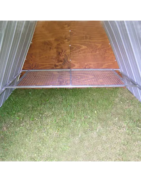 Innenraum mit Sitzstange im Hühnerstall ohne Bodengitter