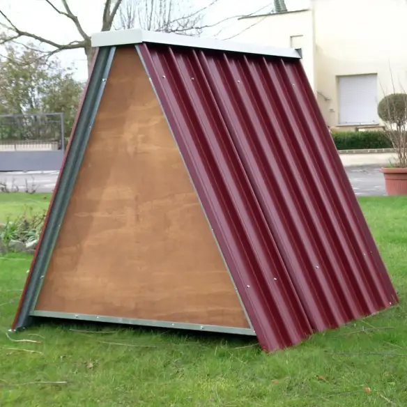 Rückseite des kleinen Hühnerstalls für Hühner