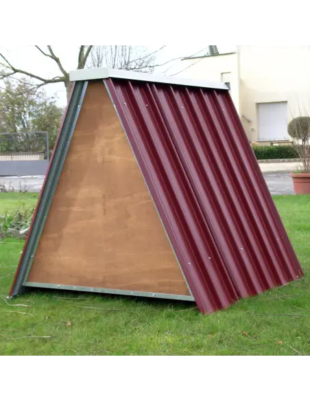 Rückseite des kleinen Hühnerstalls für Hühner