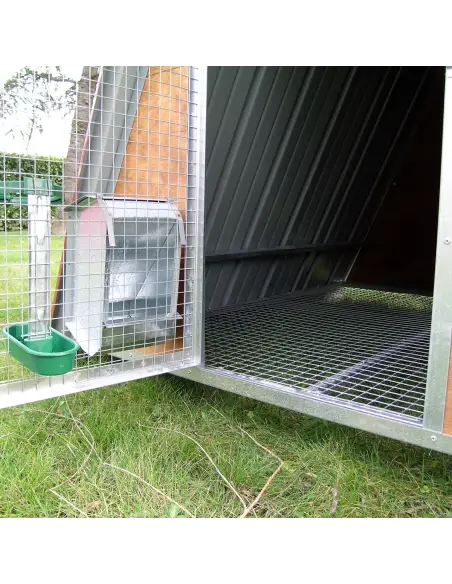 Eingang und erhöhter Boden des kleinen Hühnerstalls