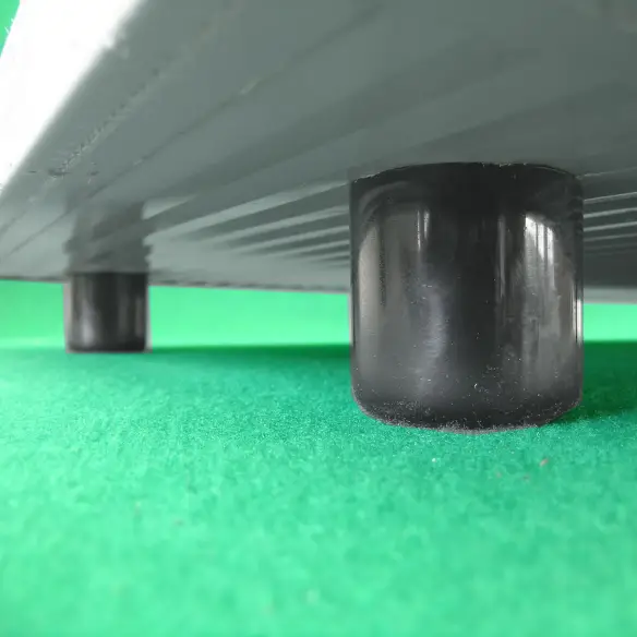 Erhöhte Standfüße des Hundebetts mit Beißschutzkante