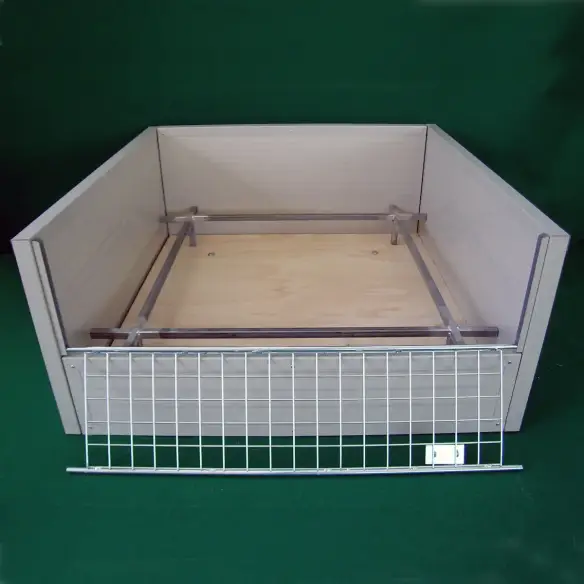 Eingang für die Hündin in der Wurfkiste aus Sandwichplatten