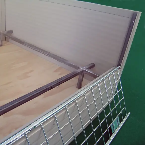 Quetschschutzrand in der Wurfkiste aus Sandwichplatten für Hunde