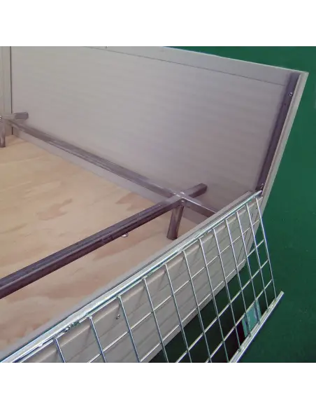 Quetschschutzrand in der Wurfkiste aus Sandwichplatten für Hunde