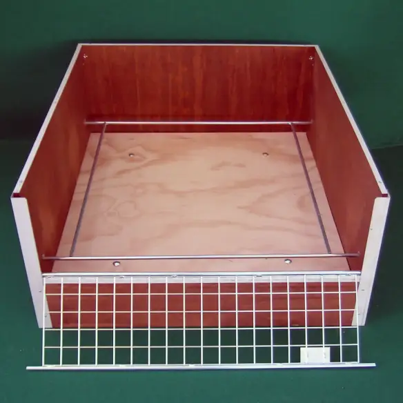 Eingang für die Hündin in der Wurfkiste aus Holz